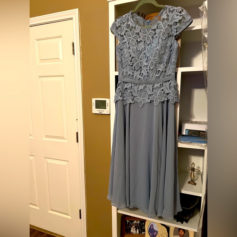 Semi formal dress. Never worn. Bought online but could not return it. Size 6.